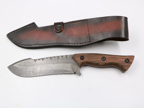 Hawkknife Säbelzahnhunter – Walnuss mit Lederholster, Setaufnahme, weißer Hintergrund links