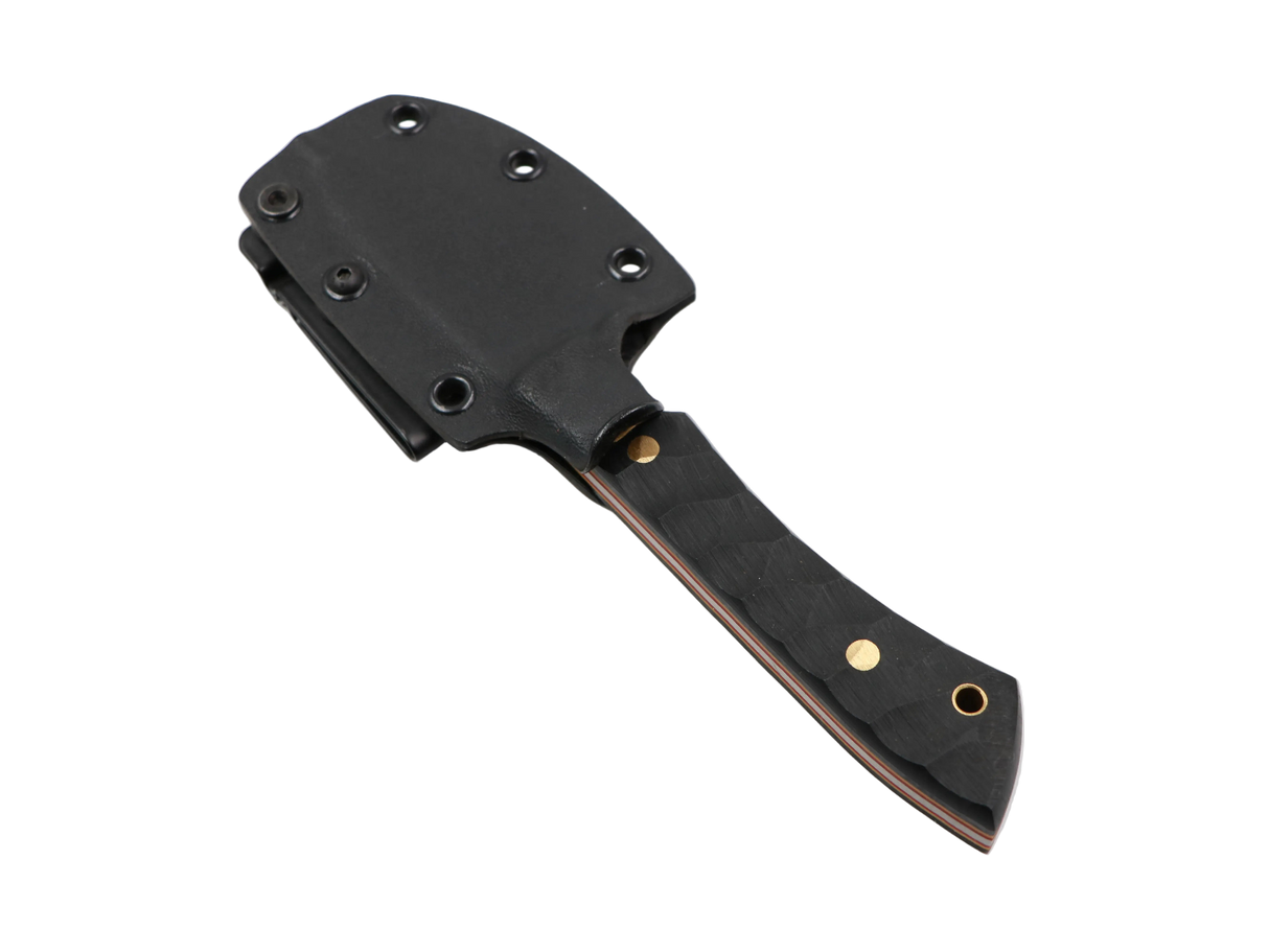 Messerfieber Schattenzwerg im eingesetzten Zustand in der schwarzen Kydexscheide mit Gürtelclip