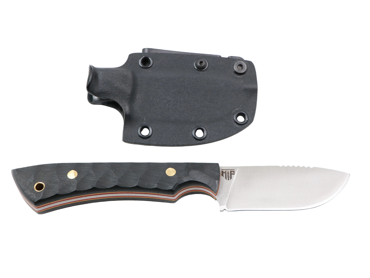 Messerfieber Schattenzwerg mit schwarzer Kydexscheide und Gürtelclip als kompaktes Outdoormesser