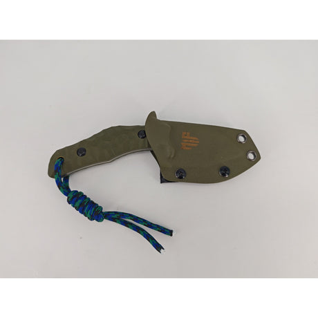 Rückseite der T Rex Kralle in Olive mit Scheiden-Clip sichtbar