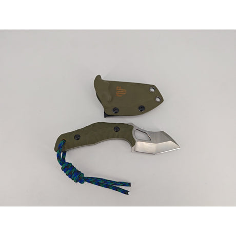 Offene Ansicht der T Rex Kralle Olive mit freiliegender Schneide und Griff