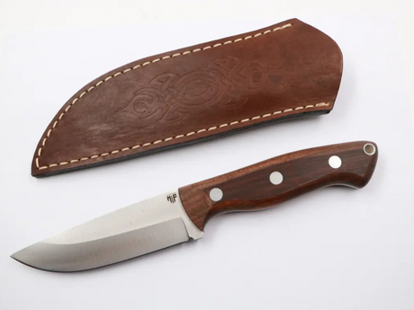 Waldstachel Full-Tang Outdoor-Messer mit Walnussgriff und Lederscheide – Studioaufnahme