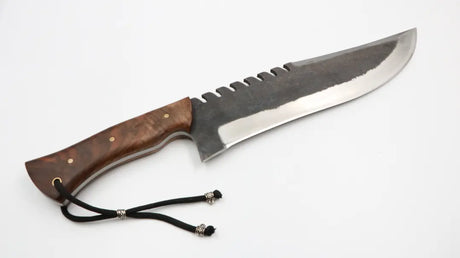 Ergonomischer Walnussholzgriff des Big Bowie Werkzeugs, mit sichtbarer Maserung und geschwungener Form.