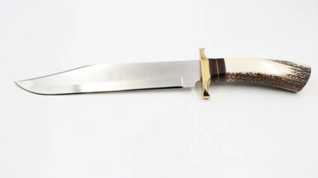 Verbindungsstelle zwischen Klinge und Hirschhorngriff mit Steckerl-Konstruktion, klar dargestellt.