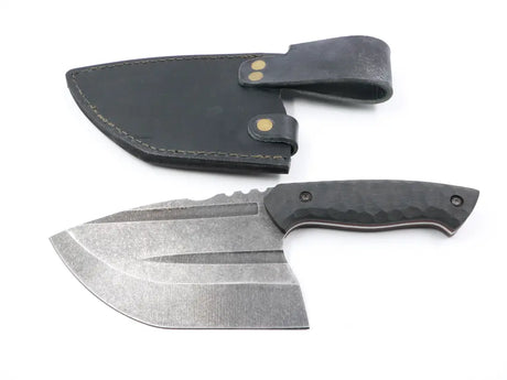 Detailaufnahme der markanten Klingenform – inspiriert vom Megalodon-Zahn