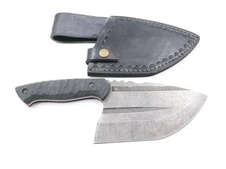 Detailaufnahme der markanten Klingenform neben Lederscheide