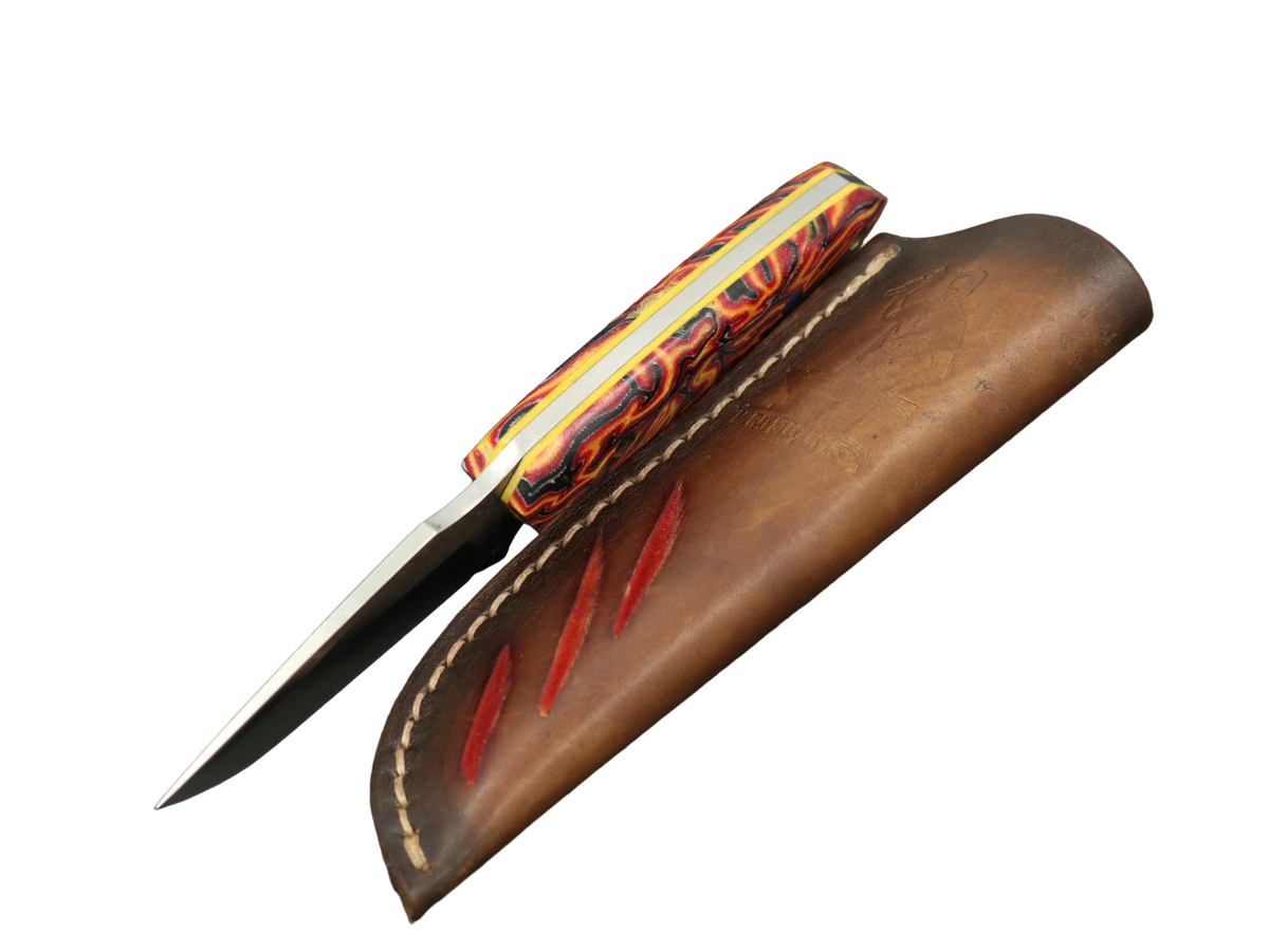 Messerfieber Eldur Micarta 2 in Rückenansicht mit gelbem G10-Liner neben der braunen Lederscheide