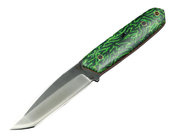 Messerfieber Rota mit D2-Klinge, grün-schwarz gemustertem Micarta-Griff und rotem G10-Liner in schräger Seitenansicht