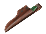 Messerfieber Rota in der braunen Scheide mit Gürtelschlaufe, grün-schwarzer Micarta-Griff und roter G10-Liner sichtbar