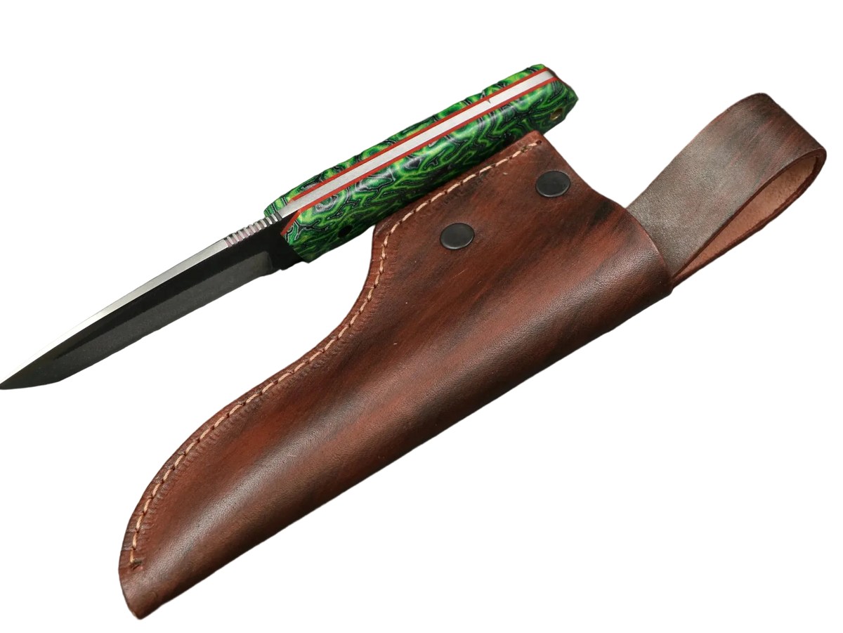 Messerfieber Rota Micarta grün-schwarz in Rückenansicht mit roten G10-Linern neben der braunen Scheide mit Gürtelschlaufe