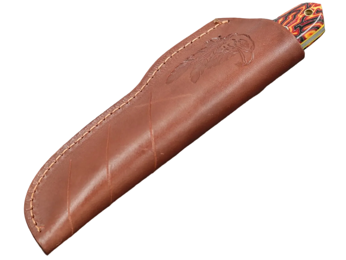 Messerfieber Rota in der braunen Scheide mit Vogelkopf-Motiv, rot-orange-schwarzer Micarta-Griff und gelber G10-Liner sichtbar