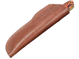 Messerfieber Rota in der braunen Scheide mit Vogelkopf-Motiv, rot-orange-schwarzer Micarta-Griff und gelber G10-Liner sichtbar
