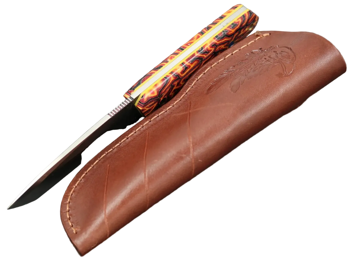 Messerfieber Rota Micarta rot-orange-schwarz in Rückenansicht mit gelben G10-Linern neben der braunen Scheide mit Vogelkopf-Motiv
