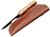 Messerfieber Rota Micarta rot-orange-schwarz in Rückenansicht mit gelben G10-Linern neben der braunen Scheide mit Vogelkopf-Motiv