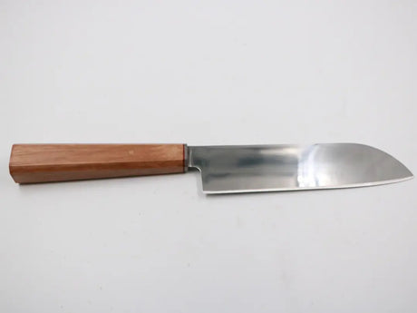 Frontaufnahme des Santoku Messers mit Griff aus Holz – weißer Hintergrund