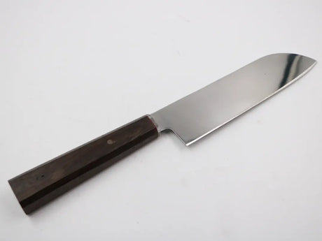 Produktfoto des Santoku Küchenmessers mit Holzgriff – Freisteller