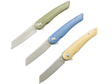 SCHATTENGRAD Breeze – Three open folding knives with angular blades and green, blue and yellow handles.