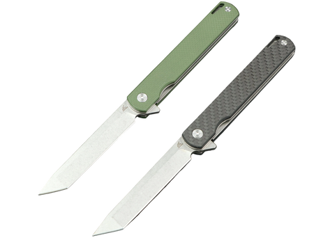 Meridian – Zwei geöffnete Klappmesser mit schmalen kantigen Klingen und grünen beziehungsweise schwarzen Griffen.
