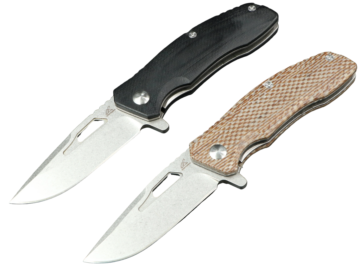 SCHATTENGRAD Summit – Two open folding knives with broad blades and black and light brown handles.