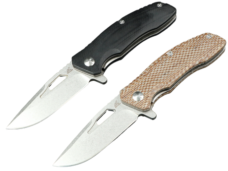 Summit – Zwei geöffnete Klappmesser mit breiten Klingen und schwarzen beziehungsweise hellbraunen Griffen.