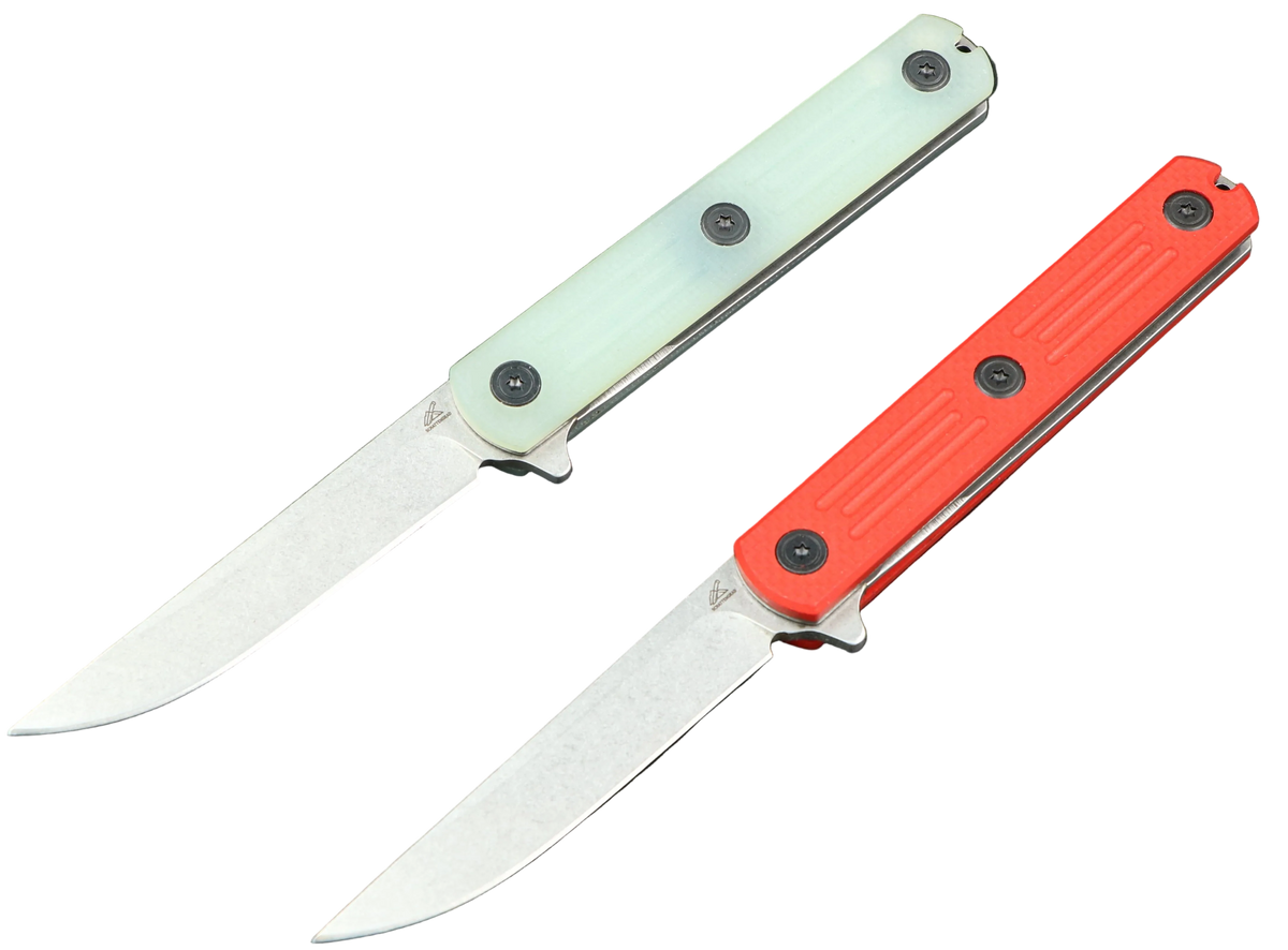 Zephir – Zwei geöffnete Klappmesser mit langen hellen Klingen und hellgrünen beziehungsweise roten Griffen.