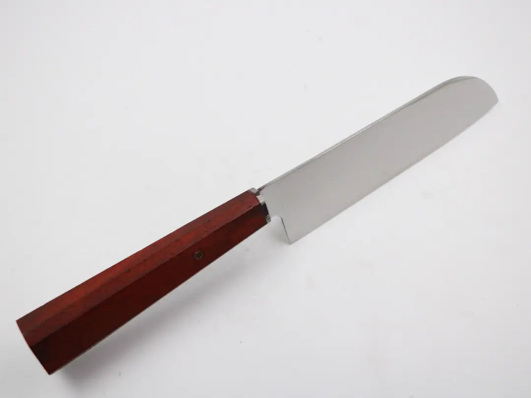 Scharfe Klinge aus X46Cr13 Stahl – Detailansicht Santoku Messer